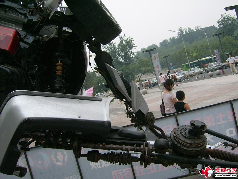 Illustration for article titled VW Passat-a-Bot Transformer Attacks Beijing Mall